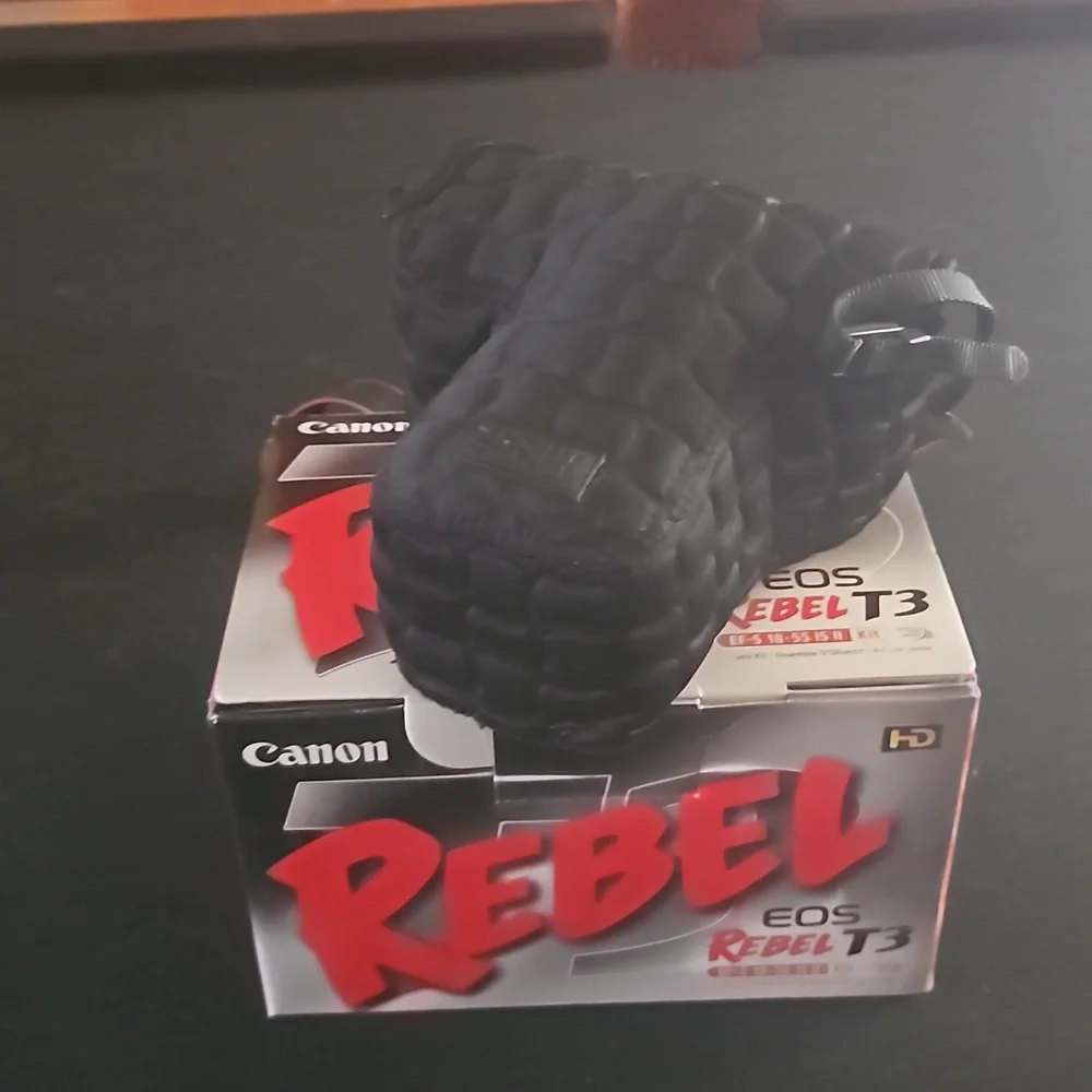 Canon EOS Rebel T3 DSLR - Picture 9 of 11